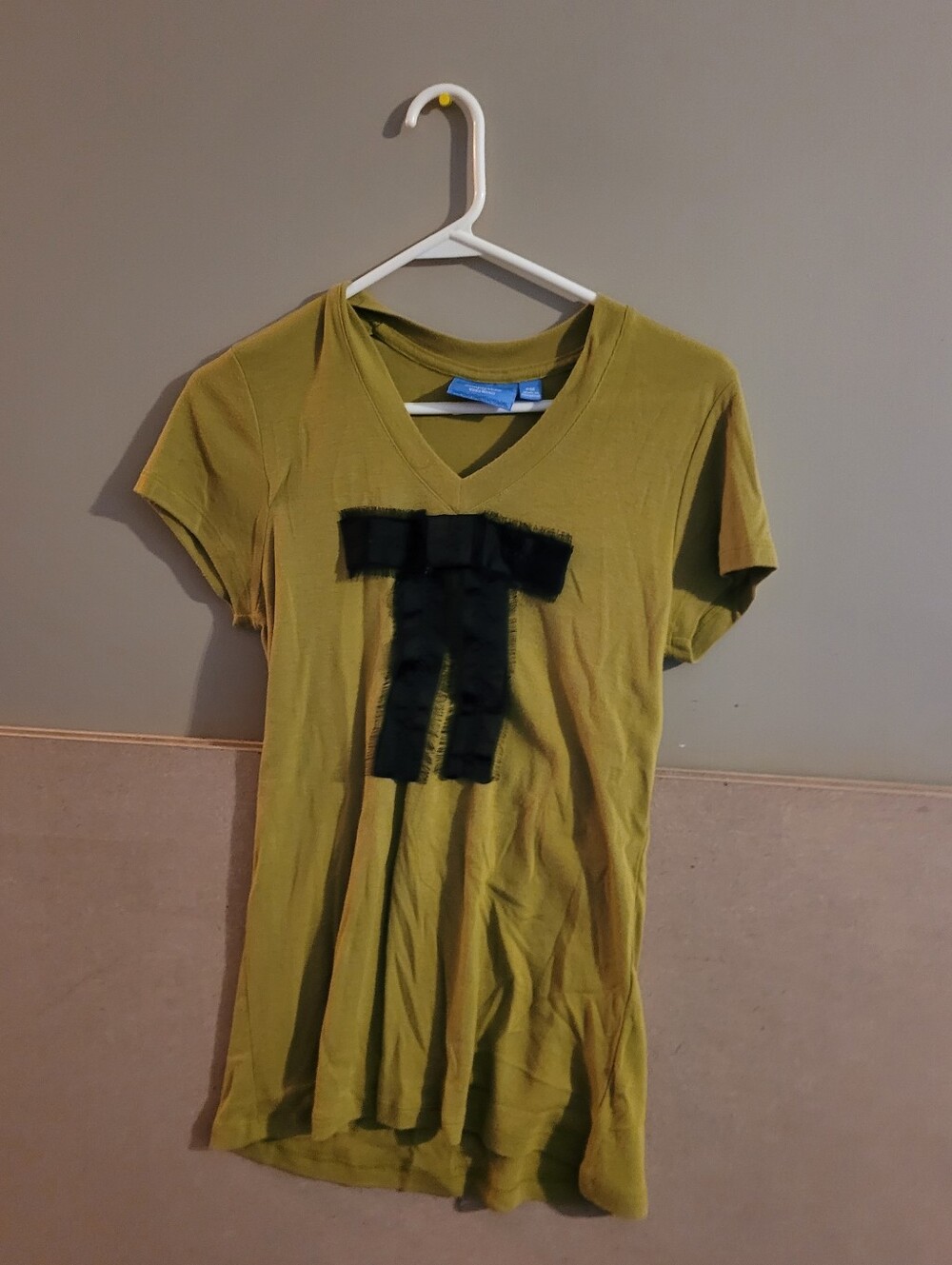 Vera Wang Olive Green V-Neck Tee with Black Ribbon Accent Pm